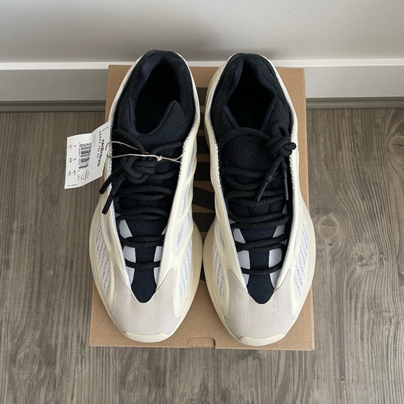 Adidas Yeezy 700 V3 "Azael" - Size 9 - Picture 3 of 5